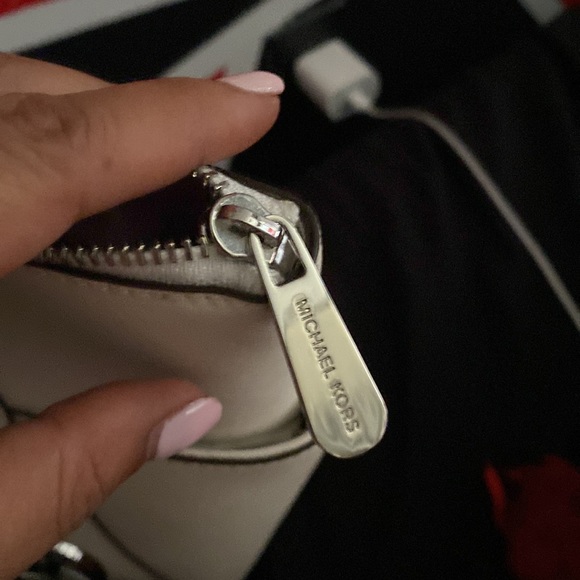 Brand new white Michael Kors shoulder bag with silver detailing - Picture 4 of 8